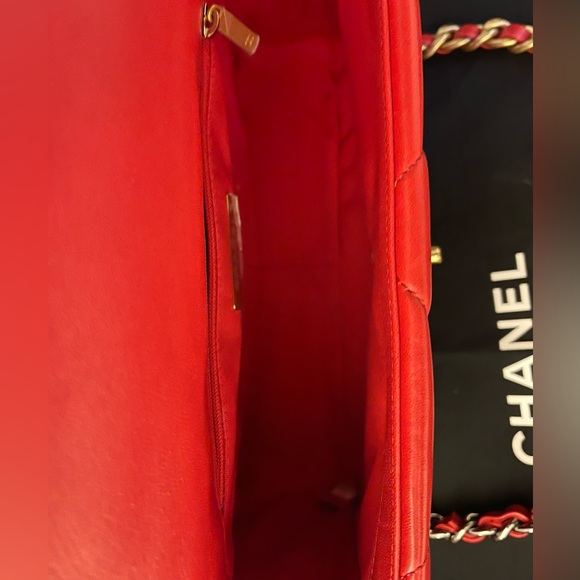 Chanel 19 small red in lamb leather - Picture 3 of 6